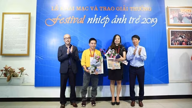 Les représentants du comité organisateur remettent les médailles d’or aux photographes. Photo : bvhttdl.gov.vn