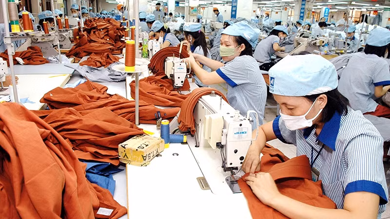 Les vêtements et les textiles sont des produits vietnamiens exportés vers Hong Kong du Vietnam. Photo : NDEL.