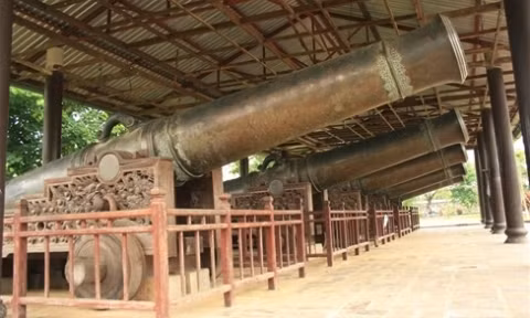 Cinq des neuf canons sacrés de la dynastie Nguyen. 