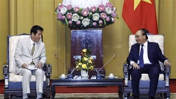 Le Président Nguyên Xuân Phuc (à droite) reçoit l'ancien ambassadeur spécial Vietnam - Japon, Sugi Ryotaro. Photo : VNA.