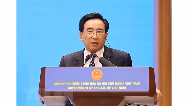 Le Premier ministre laotien, Phankham Viphavanh, lors de la rencontre avec les entreprises des deux pays à Hanoi. Photo : VNA.