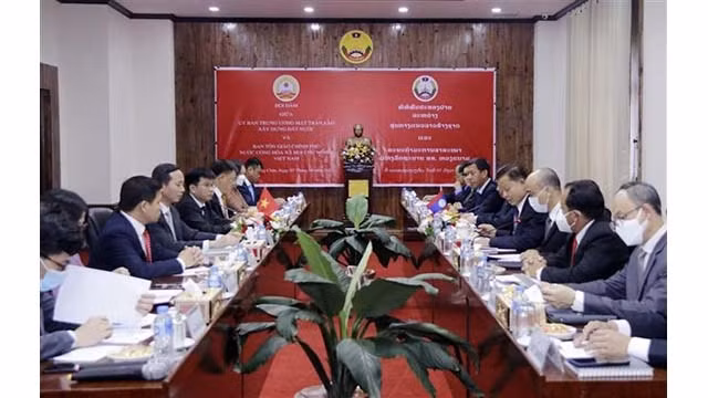 Vu Hoài Bac, chef du Comité gouvernemental des affaires religieuses s’est entretenu mardi à Vientiane avec Chanpheng Xutthivong, vice-président du Comité central du Front d’édification nationale du Laos. Photo : VNA.