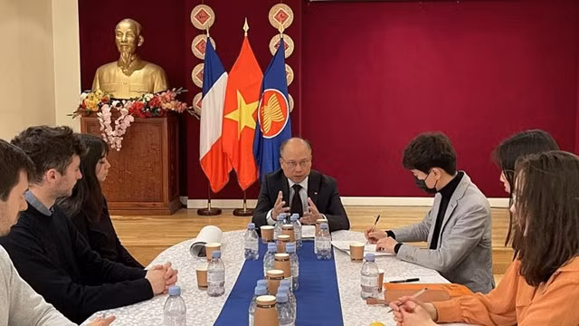 L'ambassadeur du Vietnam en France, Dinh Toàn Thang, s'entretient avec des étudiants de de l'Institut d’études politiquesde Paris. Photo : VNA.