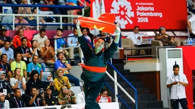 Le combattant Trân Dinh Nam célèbre sa victoire. Photo : VOV