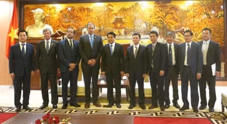 Nguyên Duc Chung, président du Comité populaire de Hanoi (5e à gauche) et la délégation du PRO, parti au pouvoir en Argentine. Photo : VOV