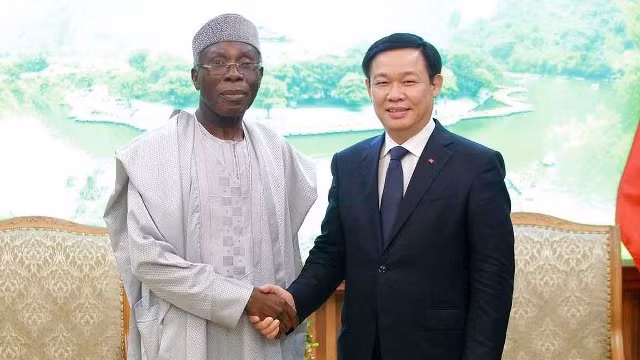 Le vice-PM Vuong Dinh Huê (à droite) et Audu Innocent Ogbeh, ministre de l’Agriculture du Nigeria, le 17 novembre à Hanoi. Photo : VGP.