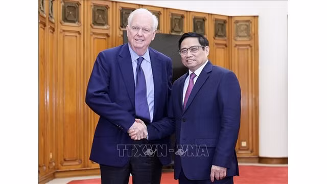 Le Premier ministre Pham Minh Chinh (à droite) et le directeur du Programme sur le Vietnam à l'Université Harvard. Thomas Vallely. Photo : VNA.