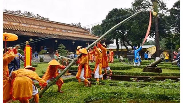 Les rites de la levée du « cây nêu » du Têt à Dai Nôi à Huê. Photo: VGP