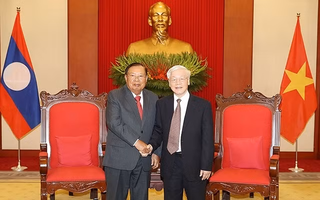 Le Secrétaire général du PCV et Président du Vietnam, Nguyên Phu Trong (à droite), et son homologue laotien Bounnhang Vorachith, le 28 octobre à Hanoi. Photo: NDEL.