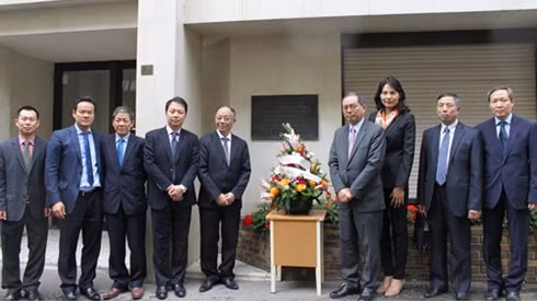 L'ambassadeur du Vietnam en France, Nguyên Ngoc Son (4e, à droite), et les participants sont allés déposer des gerbes de fleurs au No 9, impasse Compoint, dans le 17e arrondissement à Paris. Photo: VOV.