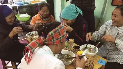 Ngu Thi Kiêu Oanh vend du " bun bo Huê " à 1.000 dôngs le bol tous les premiers vendredis du mois. Photo : NVCC/CVN.
