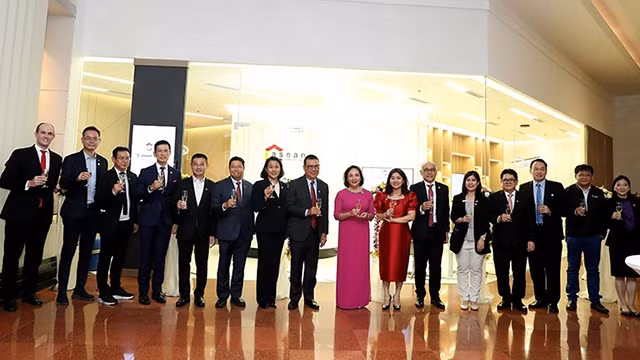 Des délégués lors de la cérémonie inaugurale de la succursale de C asean au Vietnam. Photo : baoquocte.vn.