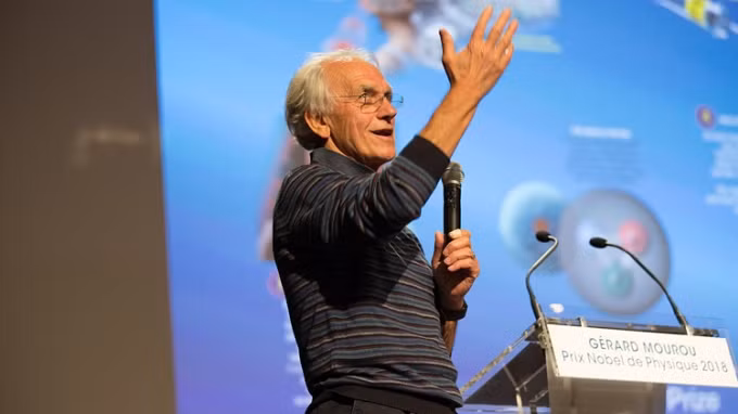 Gérard Albert Mourou lors d'un discours en 2018, après avoir remporté le prix Nobel de physique. Photo: Ecole polytechnique/J.Barande