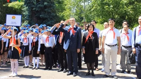 Les participants à la cérémonie de Salut du drapeau. Photo: VOV.