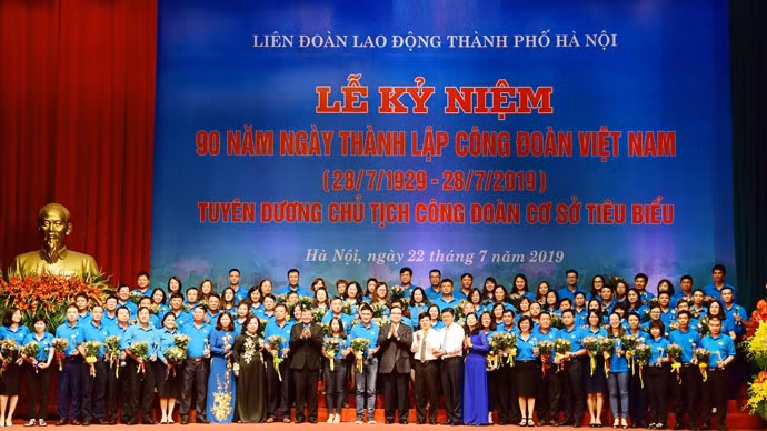 90 excellents responsables syndicaux de base sont à l'honneur à l'occasion du 90e anniversaire de la fondation du Syndicat vietnamien. Photo : HNM.