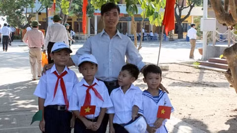 Le jeune instituteur Nguyên Ngoc Ha à côté de ses 4 écoliers de l’île Sinh Tôn. Photo: VOV.