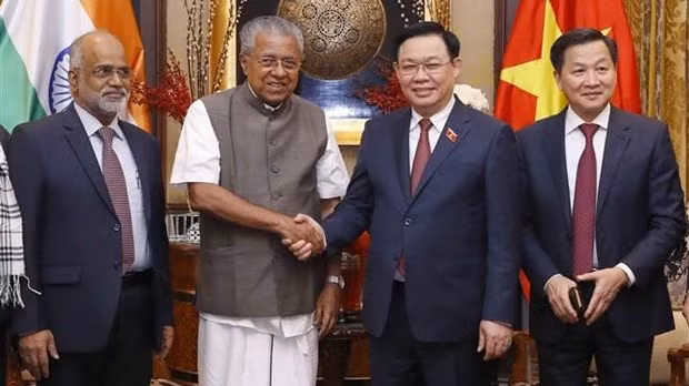 Le Président de l'Assemblée nationale Vuong Dinh Hue (2e à droite) et Pinarayi Vijayan, gouverneur de l'État indien du Kerala (2e à gauche). Photo : VNA.