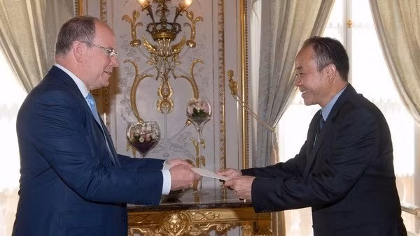 Le prince de Monaco (à gauche) et l'ambassadeur du Vietnam en France et à Monaco Nguyên Thiêp. Photo: VNA. 