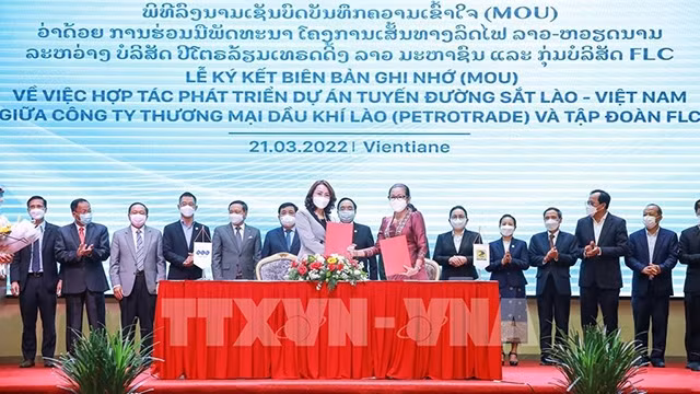 Lors de la cérémonie de signature du protocole d’accord pour la construction d’une ligne ferroviaire reliant Vientiane au port maritime de Vung Ang. Photo : VNA