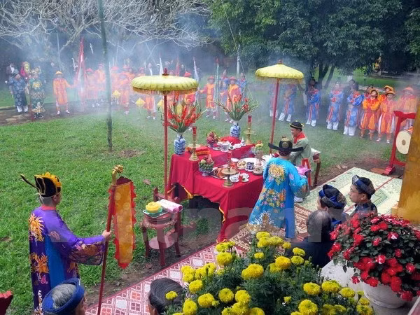 Vue d'ensemble du rite du dressage du mât "cây nêu" à Huê. Photo: VNA.