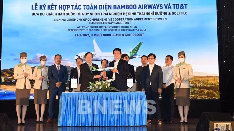 Lors de la cérémonie de signature de l’accord entre FLC et Bamboo Airways et TD&T. Photo: VNA