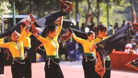 Spectacle culturel typique des Muong dans la province de Hoà Binh. Photo : VNA