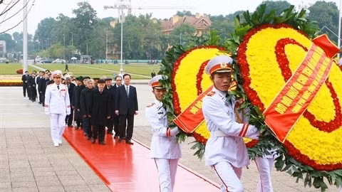 Une délégation du Parti, de l'État et du gouvernement est allée dans la martinée du 3 février, fleurir et rendre un hommage posthume au Président Hô Chi Minh en son mausolée. Photo: VNA.
