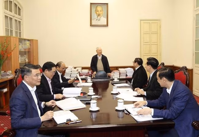 Le Secrétaire général du Parti communiste du Vietnam, Nguyên Phu Trong, préside une réunion avec des principaux responsables du pays. Photo : VNA.