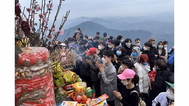 Les visiteurs à Yên Tu (Quang Ninh) aux premiers jours du Têt traditionnel. Photo : laodong.vn