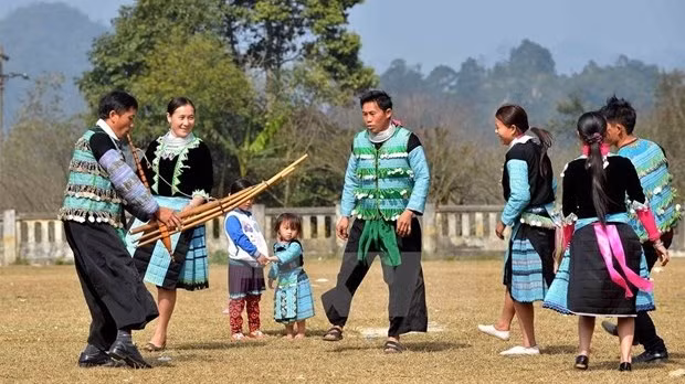 Les H'mong jouent au Khen et dansent dans un festival local au Nord du Vietnam. Photo: Vietnamnet/VNA