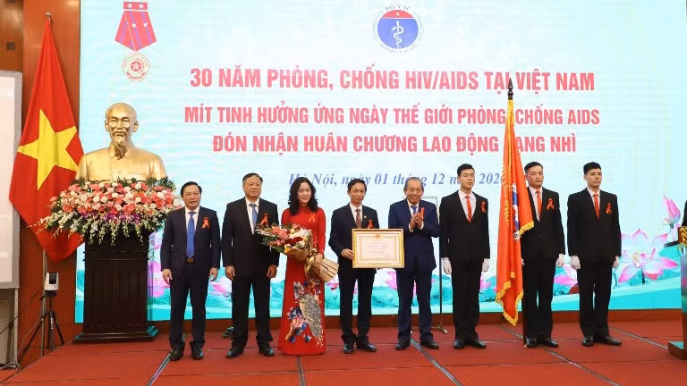 La remise de l’Ordre du travail de 2e classe à des personnes et des collectifs exceptionnels en reconnaissance de leurs contributions importantes à la lutte contre le VIH/SIDA. Photo : moh.gov.vn