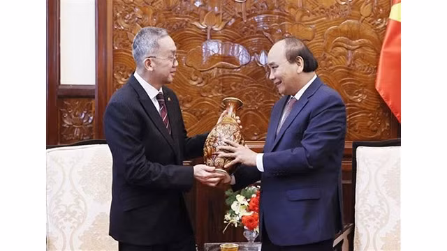 Le Président du Vietnam, Nguyên Xuân Phuc (à droite) offert un cadeau à l’ambassadeur sortant du Brunei, Pengiran Haji Sahari bin Pengiran Haji Salleh. Photo : VNA.