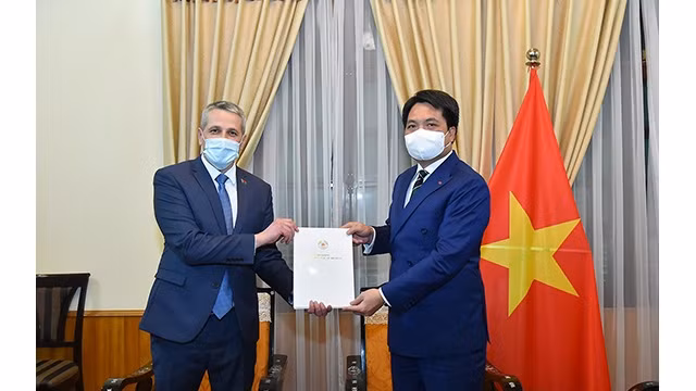 L’ambassadeur Nguyên Viêt Dung, directeur du Département du Protocole d’État (à droite) et ambassadeur de la Biélorussie au Vietnam, Uladzimir Baravikou. Photo : baoquocte.vn 