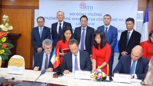 Signature du mémorandum entre Airbus et USTH sur les soutiens en vue de la création du Département de l’Aviation. Photo: baodautu.vn.