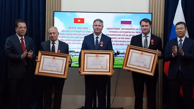 Remise de l’Orde de l'Amitié de l’État vietnamien à des experts russes. Photo : VOV.