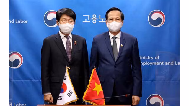 Le ministre du Travail, des Invalides de guerre et des Affaires sociales, Dào Ngoc Dung (à droite) et son homologue sud-coréen, An Kyung Duk. Photo: Molisa