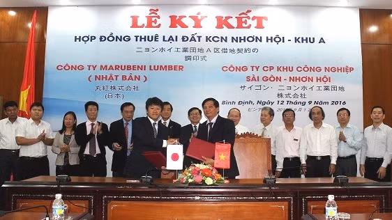 Signature entre la Société japonaise Marubeni Lumber et la société par actions de la ZI Saigon-Nhon Hôi, le 12 septembre. Photo: baodautu.vn.