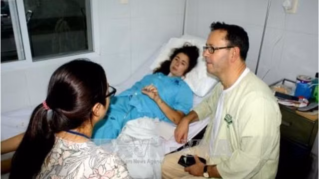 La touriste britannique Isabelle Garrett Peel en bonne convalescence à l’Hôpital général de Dà Nang. Photo : VNA