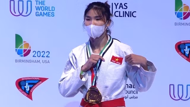 Dang Thi Huyên remporte la médaille d’or dans la catégorie des moins de 48 kg au Championnat du monde de Jiu Jitsu 2021. Photo : qdnd.vn.