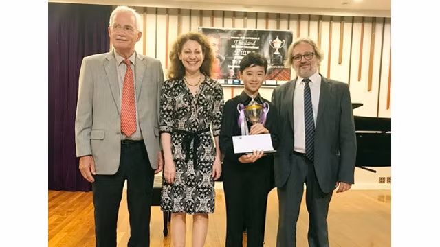 Vo Minh Quang et les membre du jury. Photo: http://hanoimoi.com.vn
