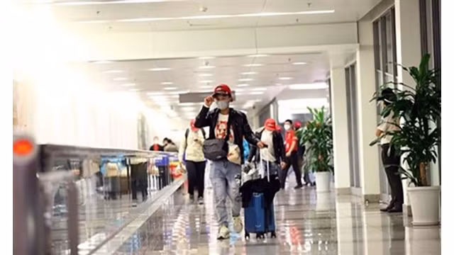 Des passagers à l'aéroport international de Nôi Bài, en banlieue de la capitale Hanoï. Photo : VNA.