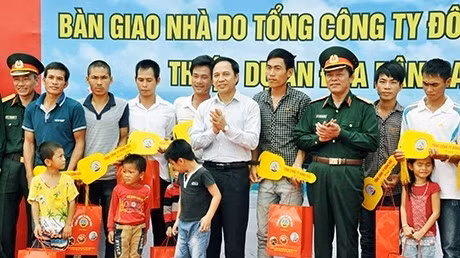 Lors de la remise de maisons de la Compagnie générale Dông Bac aux pêcheurs résidant sur l’île. Photo dntquangninh.vn.