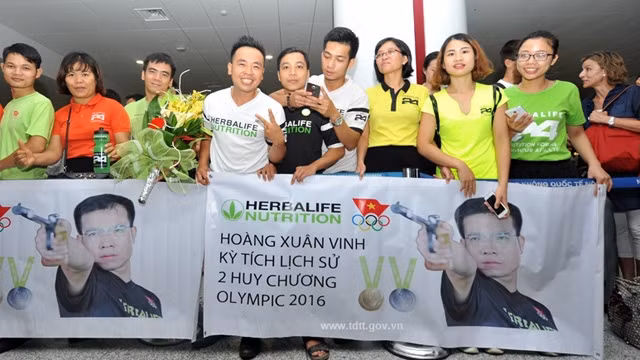 Les supporteurs accueil l'équipe de tir à pistolet. Photo: tdtt.gov.vn.