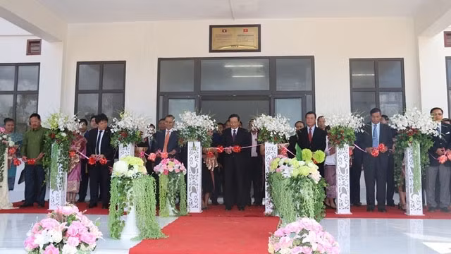 Les délégués coupent le ruban d'inauguration de l'école Dakcheung. Photo : NDEL.