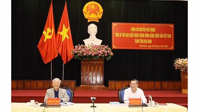 Le Secrétaire général du Parti, Nguyên Phu Trong (à gauche), dans la province de Hoa Binh (Nord). Photo : VNA