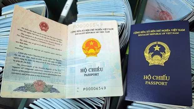Le nouveau modèle de passeport du Vietnam. Photo : VNA