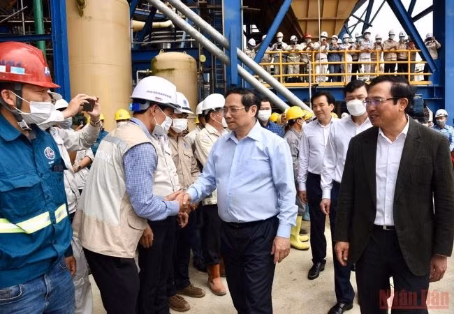 Le PM Pham Minh Chinh visite le Centrale thermique Thai Binh 2. Photo : Trân Hai/NDEL.