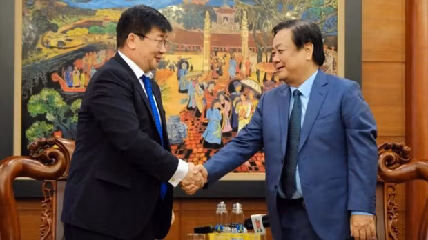 Le ministre vietnamien de l'Agriculture et du Développement rural, Lê Minh Hoan (à droite), reçoit l'ambassadeur mongol, Jigjee Sereejav. Photo : nongnghiep.vn