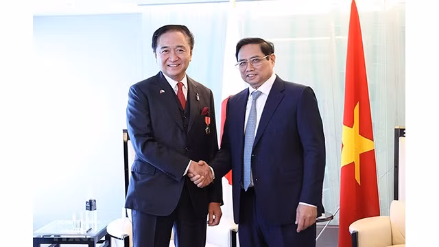 Le Premier ministre Pham Minh Chinh (à droite) et le gouverneur de la préfecture de Kanagawa, Kuroiwa Yuji (à gauche). Photo: VNA