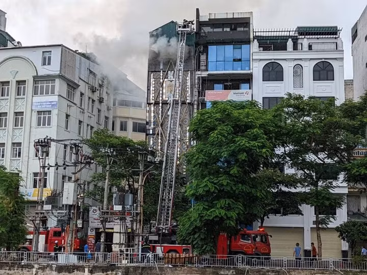 L'incendie s'est déclaré au dernier étage d'un bar karaoké dans l’arrondissement de Câu Giây. Photo : NDEL.